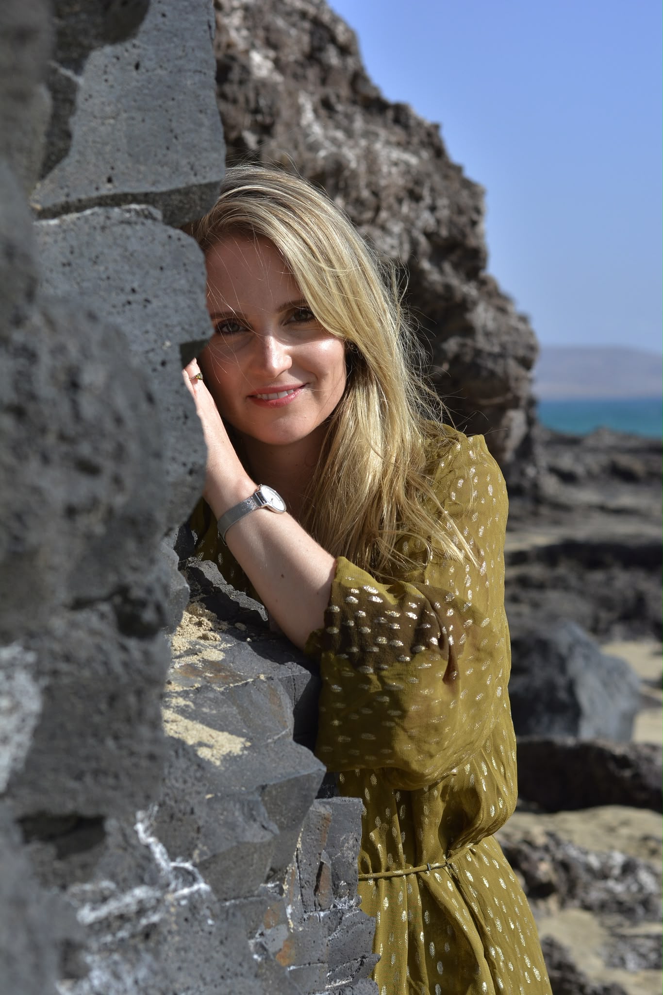 Portrait von Vanessa Frankenstein an Felsen am Meer