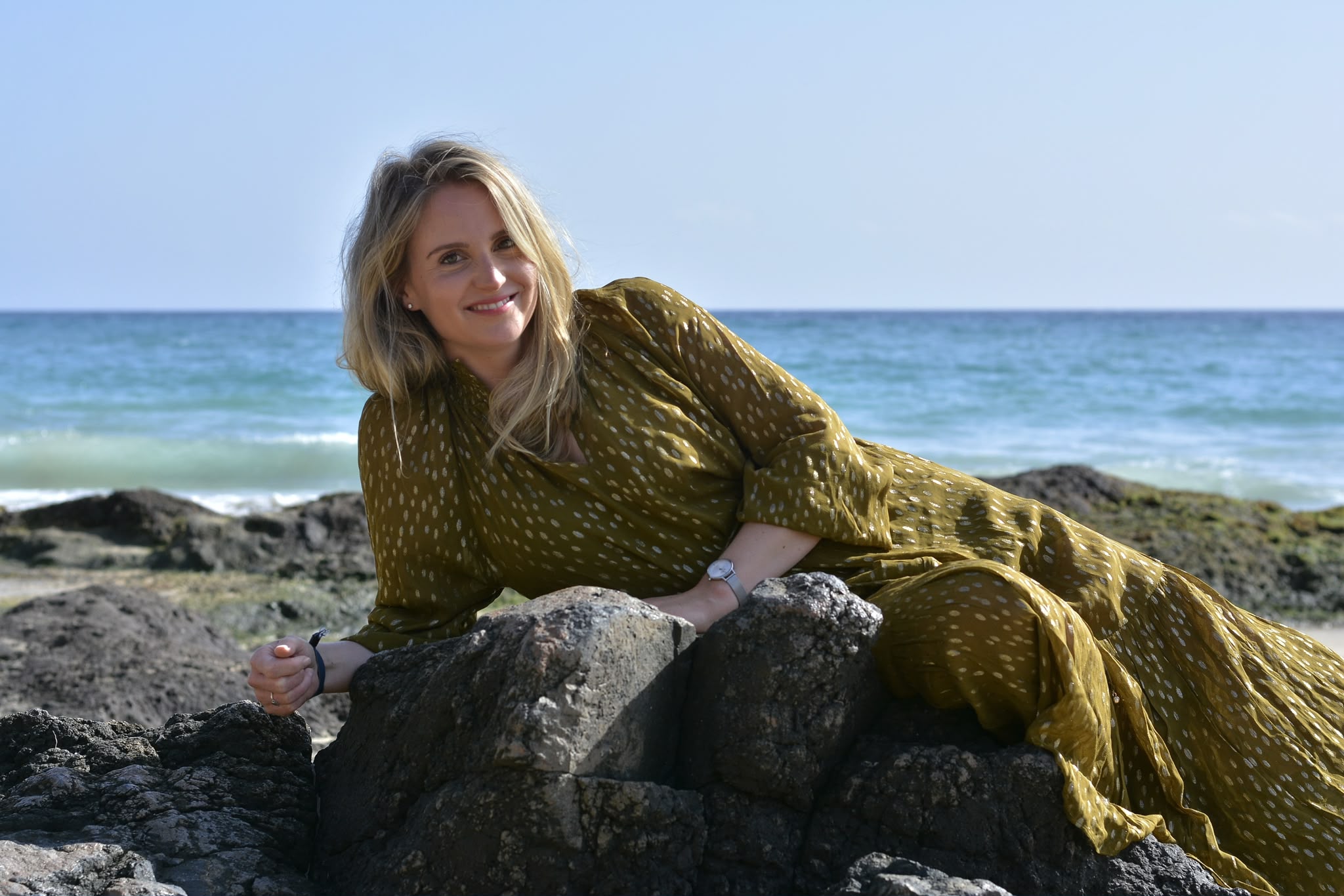 Vanessa Frankenstein am Meer zwischen Felsen